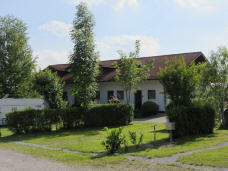 Stellplatz mit Waschhaus im Hintergrund